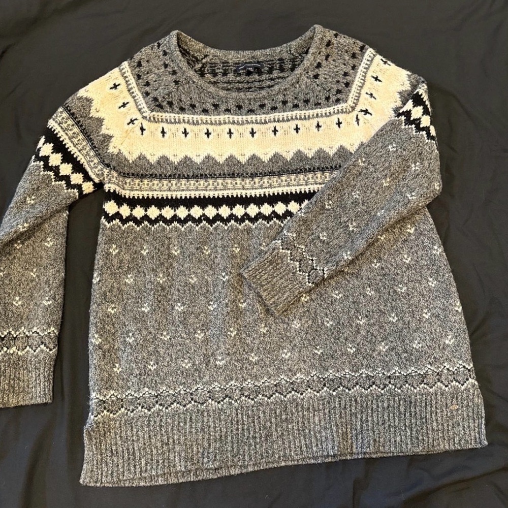 American Eagle Cozy Gray and Cream Knit Sweater